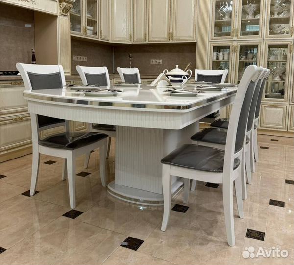 Кухонный стол и стулья новые