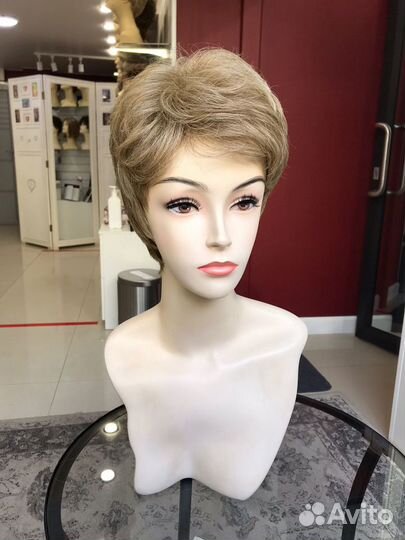 Короткий искусственный парик из термоволокна