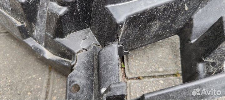 Кронштейн решетка радиатора Audi Q7 4M 2015