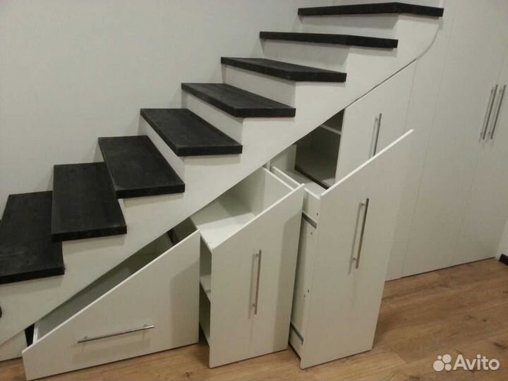 Встраеваемый шкаф под лестницу изготовление под за