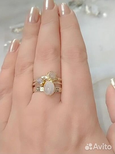 Серебряное кольцо с лунным камнем