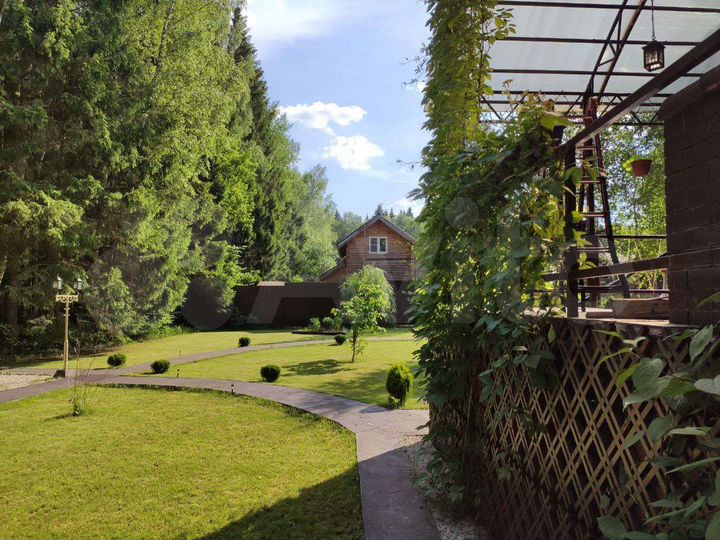 Дом 1100 м² на участке 25 сот.