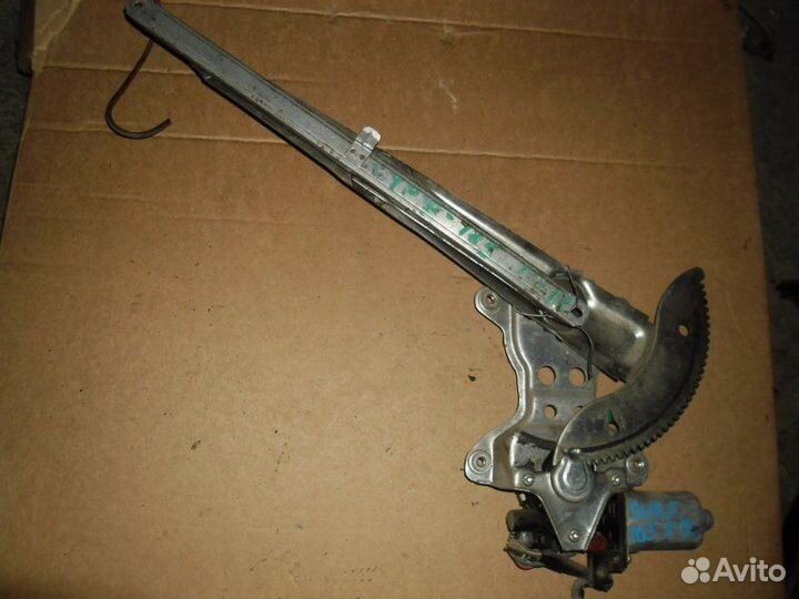 Стеклоподъемник двери передний правый Toyota Hilux