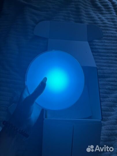 Портативный светильник philips hue go