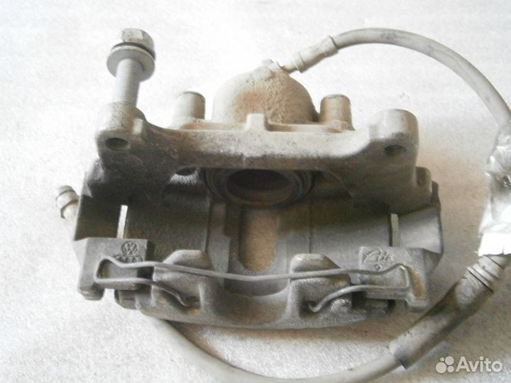 Суппорт передний правый Volkswagen Passat CC