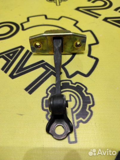 Ограничитель двери задний правый Toyota Opa ZCT10