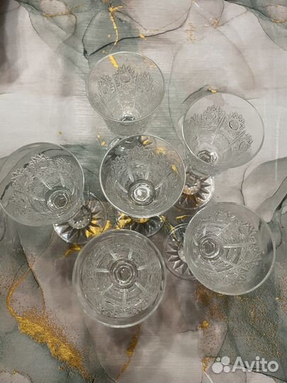 Хрустальные рюмки на ножке