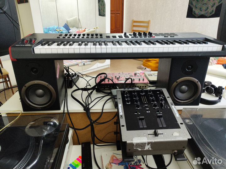 Пара студийных мониторов Axelvox TR-5A