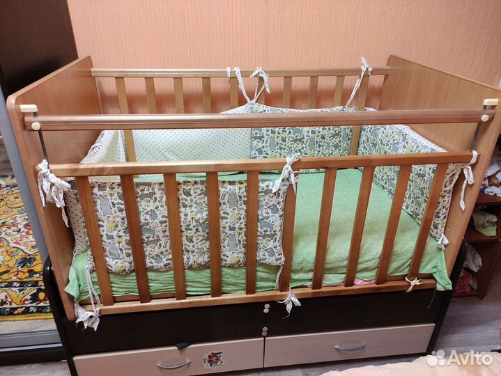 Детская кроватка с маятником и ящиками