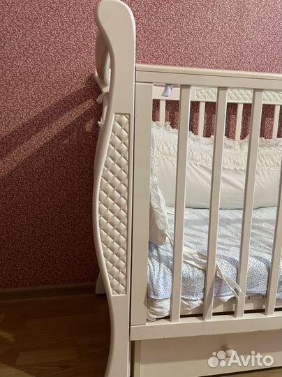 Детская кроватка с маятником