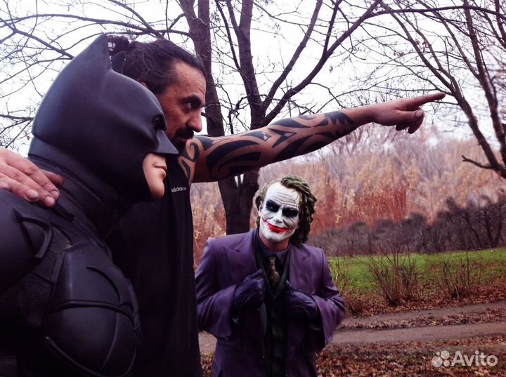 Статуя супергероя американских комиксов Джокер