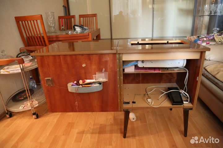 Швейная машинка со складным столом - тумбой