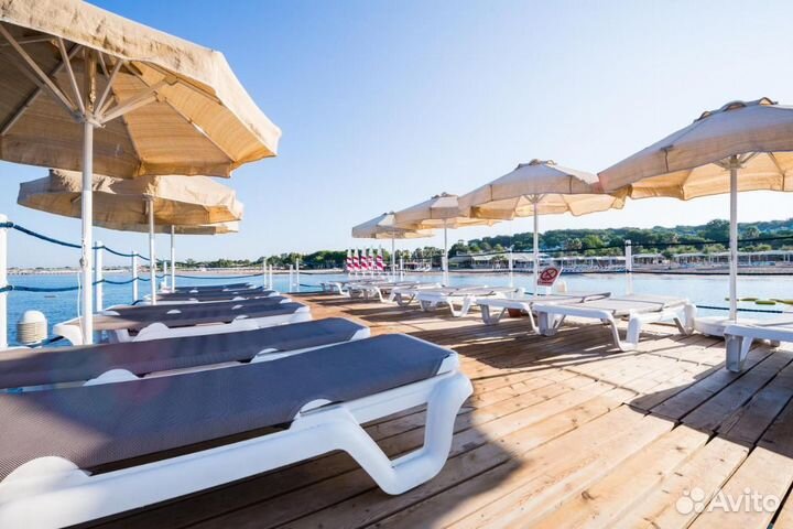 Большой пляжный зонт на центральной опоре