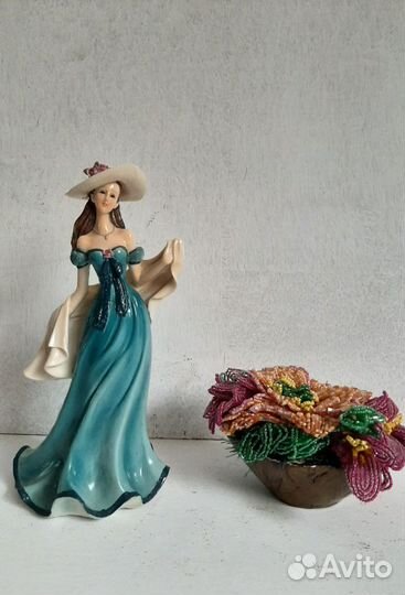 Статуэтка Дама с накидкой в шляпке полимер