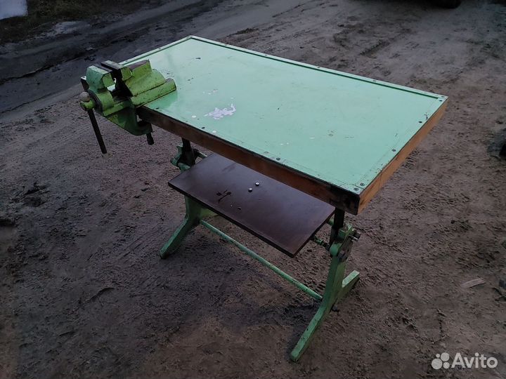 Верстак слесарный металлический с тисками