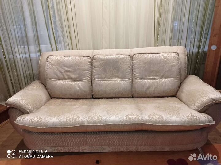 Диван и 2 вращающихся кресла