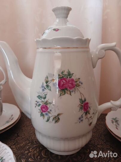 Сервиз - заварочный чайник и 6 кружек с блюдцами