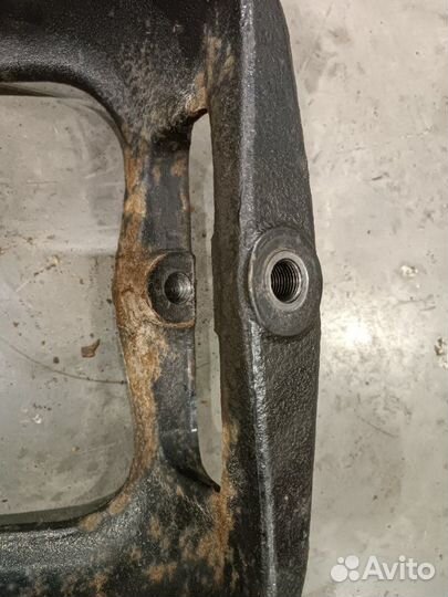 Кронштейн переднего амортизатора передний правый