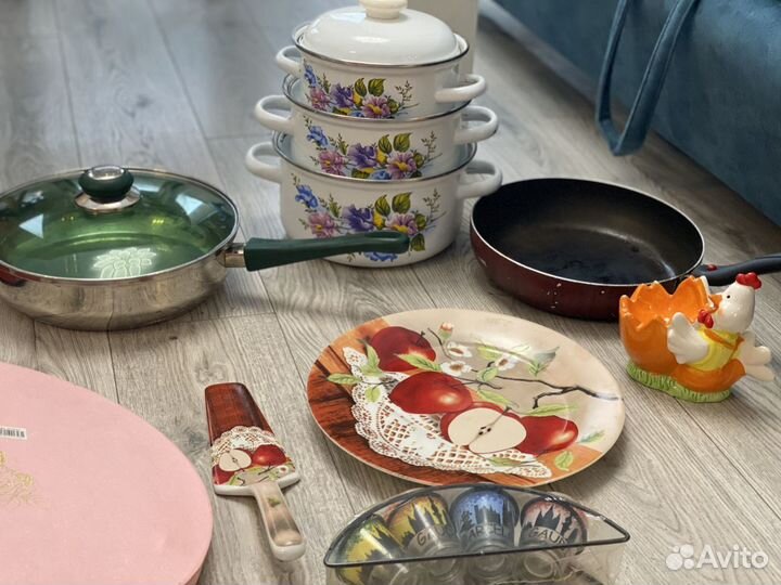 Кастрюли, сковороды, чайный сервиз, есть новое