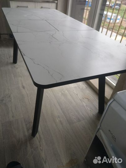 Стол - новый, кровать - новая