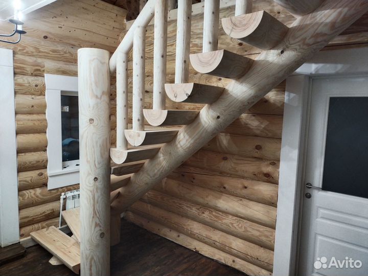 Лестница из брёвен для частного дома