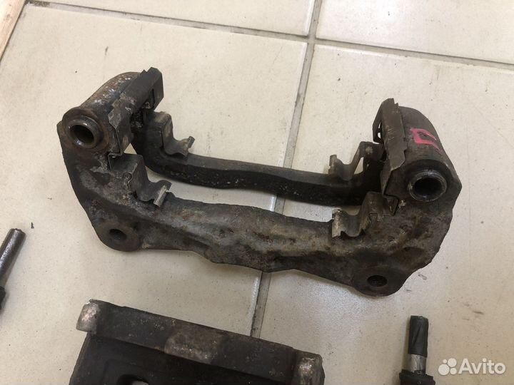 Суппорт правый передний Subaru Forester 2 SG