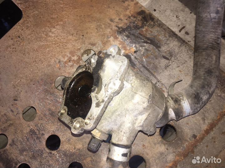 Корпус термостата с датчиком Nissan Maxima J30