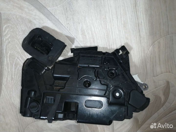 Замок двери задней левой фольксваген поло хэтчбек