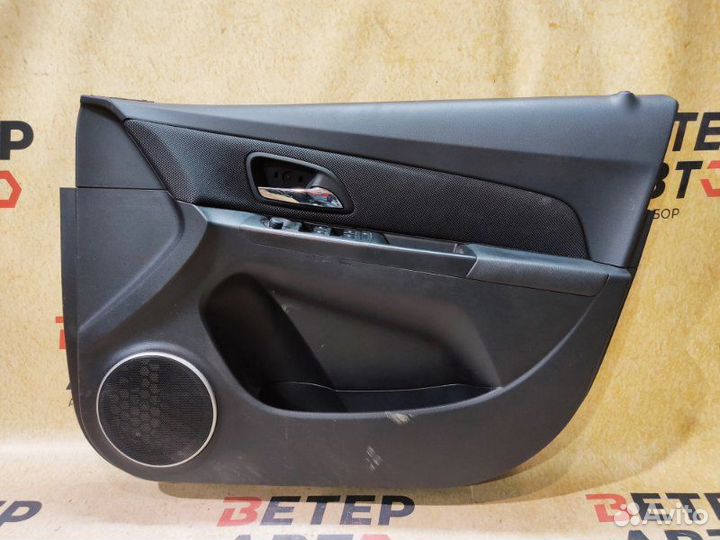 Обшивка передней правой двери Chevrolet Cruze