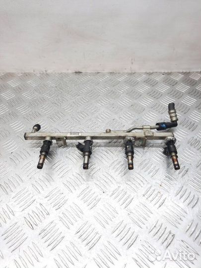 Топливная рампа Opel Astra 1.6 A16XER 2009