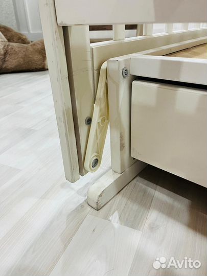 Детская кроватка с маятником