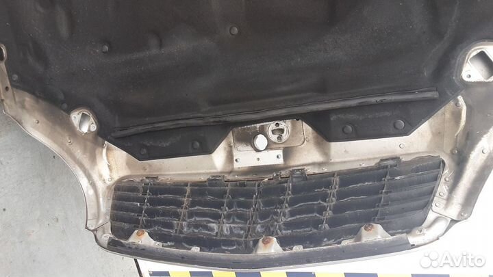 Капот на Mercedes Benz S-class W220