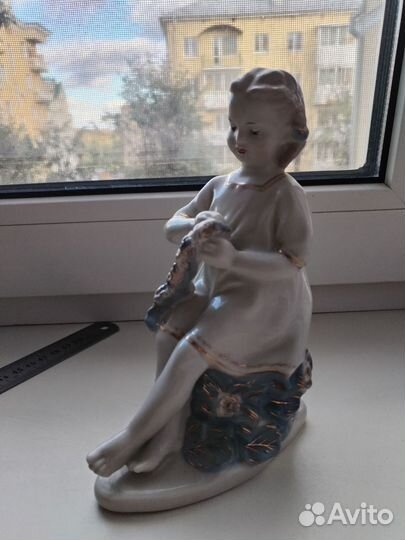 Статуэтка Девушка плетет венок старая Гжель