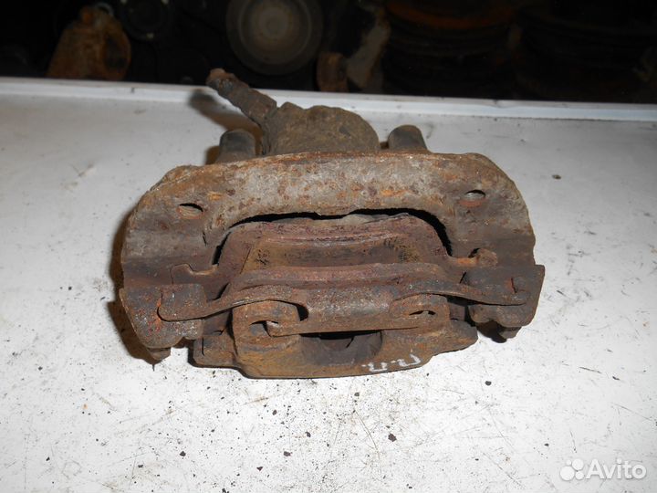 Передний правый суппорт BMW E36 бмв Е36