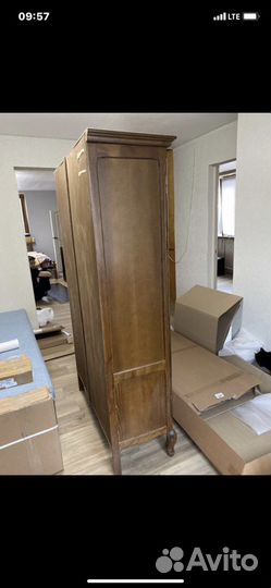 Старинный деревянный шкаф