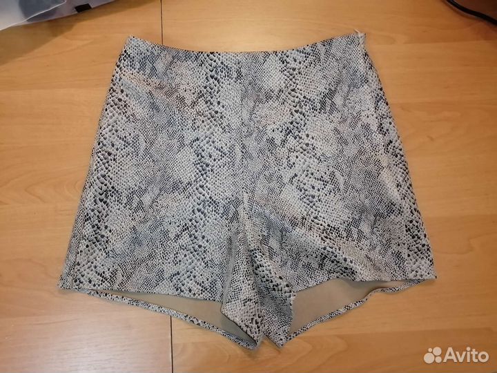 Шорты женские со змеиным принтом