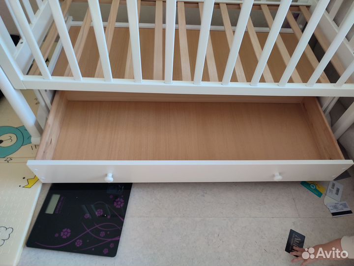 Детская кроватка с поперечным маятником