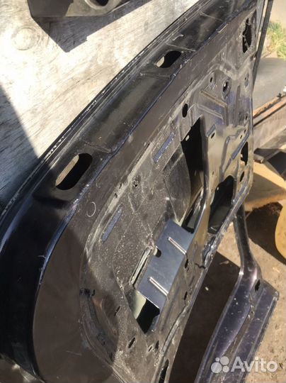 Задняя левая дверь на LADA largus