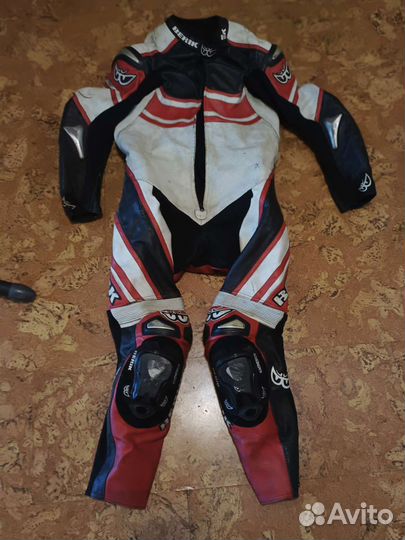 Мотокомбинезон слитный berik. Мотоботы Sidi