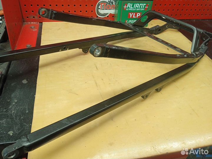 Yamaha R1 2002-2003. Подрамник