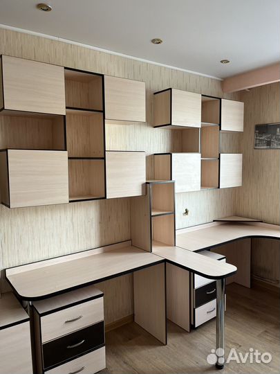 Угловой письменный стол с полками