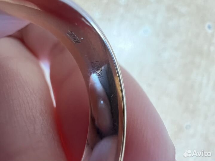 Золотое кольцо с бриллиантом