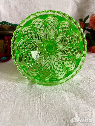 Ваза антикварная, урановое стекло