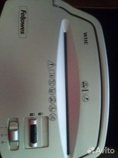 Уничтожитель бумаг (шредер)