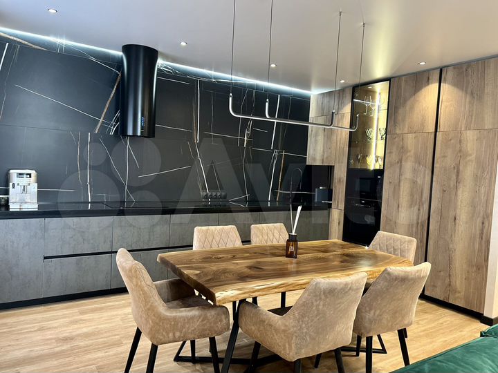 3-к. квартира, 100 м², 8/10 эт.