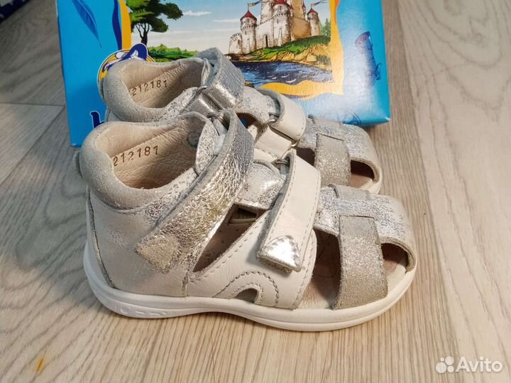 Сандалии для девочки серебристого белые Котофей