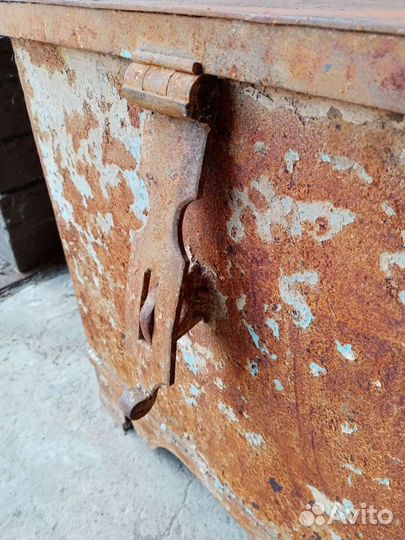 Старинная полковая касса. Старинный сейф