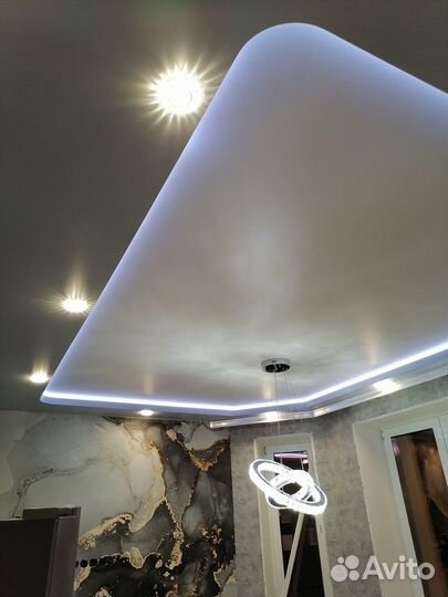 Натяжные потолки - установка люстры в подарок