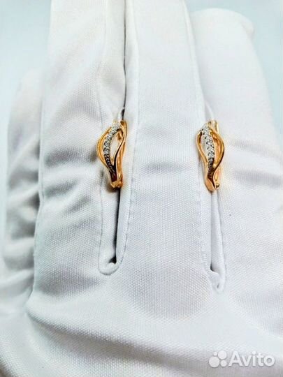 Золотые серьги с бриллиантом