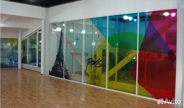 Фотопечать на стеклянной перегородке